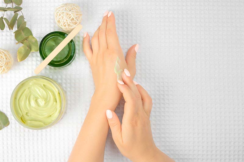 Les précautions à prendre lors de l'utilisation de produits de soins de la peau naturels