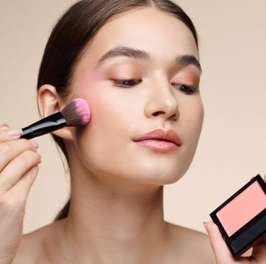 Comment Appliquer le Blush Selon Votre Forme de Visage