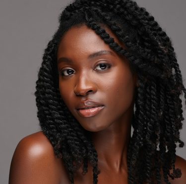 Cheveux à porosité faible : l'hydratation idéale