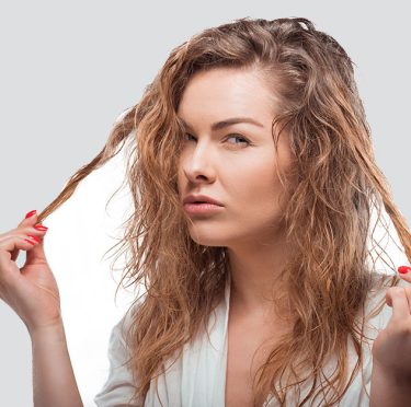 Cheveux Secs : Causes, Solutions et Soins Naturels pour les Réparer en Profondeur