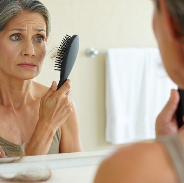 Chute de cheveux à la ménopause : les solutions naturelles