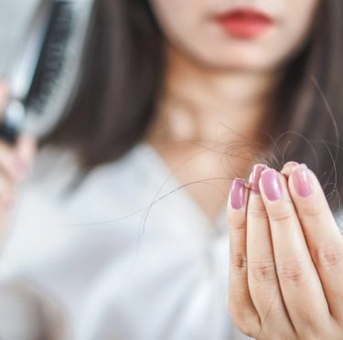 Chute de cheveux : les meilleures solutions naturelles