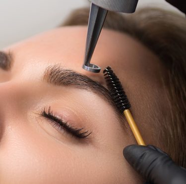 Tout savoir sur le détatouage de sourcil chez Ray Studios : prix et avis