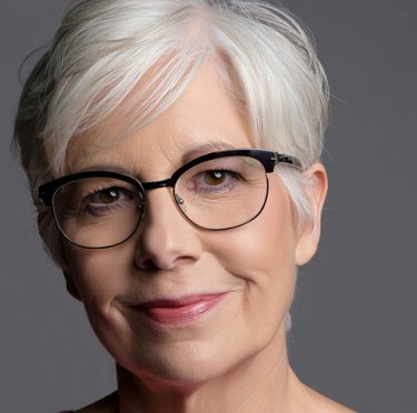 Idées de coupe de cheveux court pour femme de 70 ans avec lunettes