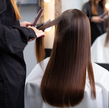 Prix d'un lissage brésilien : Salon ou à domicile ?
