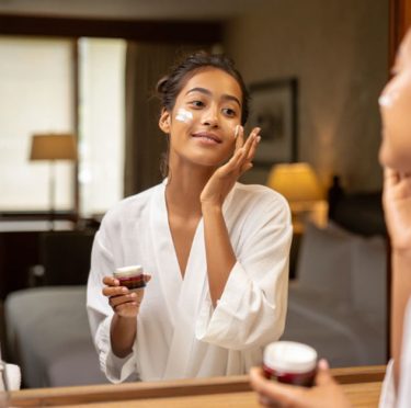 Routine du Soir Visage : Les Gestes Essentiels Avant le Coucher pour une Belle Peau