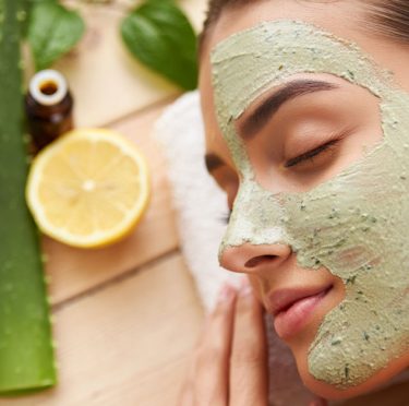 Soin pour le visage naturel anti acné : routine complète pour éliminer boutons et points noirs